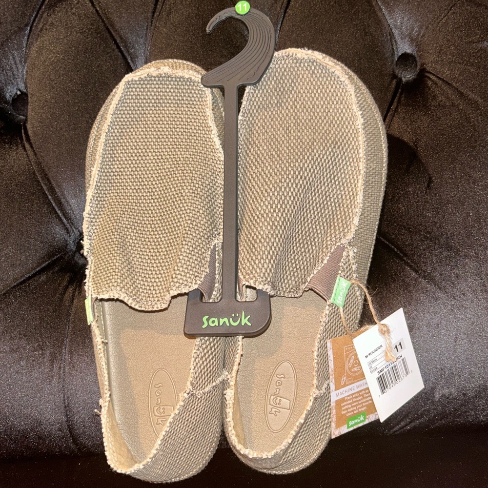 *BRAND NEW NEVER WORN* Men’s Sanuk slides